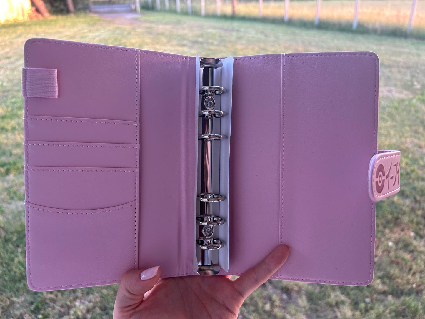 Organizer A6 Rosa in Ecopelle ad anelli – Edizione Speciale Eevee Pokèmon fanmade